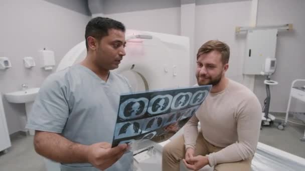 Rastreamento Portátil Radiologista Árabe Masculino Esfregaços Segurando Raio Tórax Conversando — Vídeo de Stock