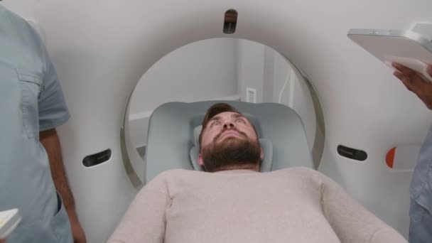 Εντοπίστηκε Ένας Γενειοφόρος Ασθενής Ξαπλωμένος Στον Καναπέ Θεραπείας Κινείται Μέσα — Αρχείο Βίντεο