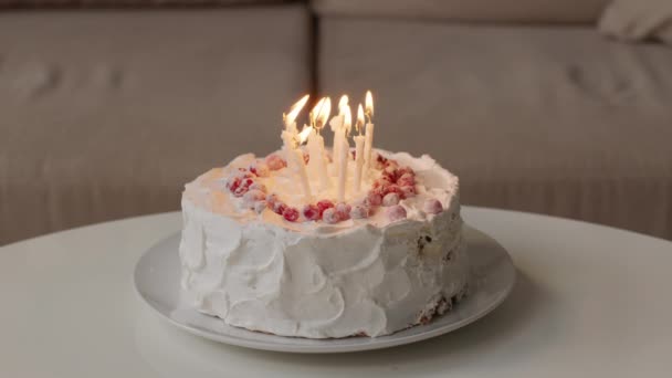 テーブルには白いクリームとベリーのおいしい誕生日ケーキの誰も閉じ込められていません居心地の良いフェスティバルで装飾されたリビングルーム — ストック動画