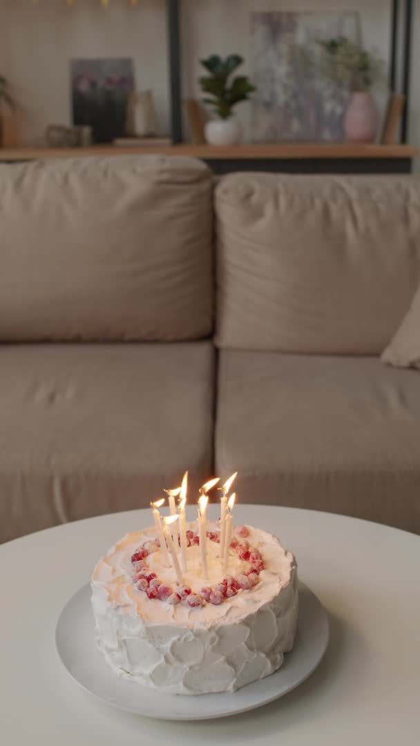 Colpo Verticale Deliziosa Torta Compleanno Con Candele Accese Sul Tavolo — Video Stock