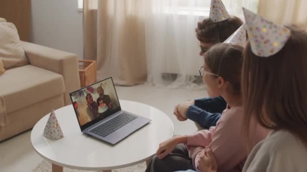Gencecik Bir Ailenin Dizüstü Bilgisayarla Eski Nesillerle Görüntülü Konuşma Yapıp — Stok video