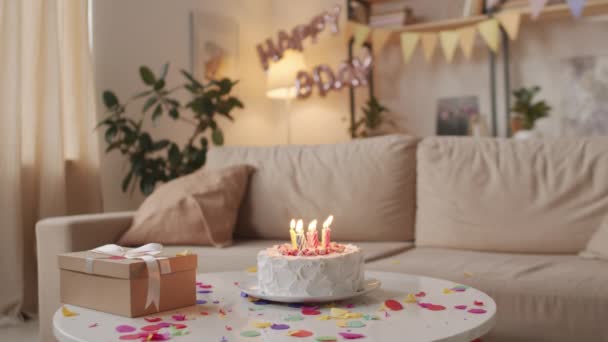 Nessuna Gente Panoramica Festosamente Decorato Soggiorno Scatole Regalo Torta Compleanno — Video Stock