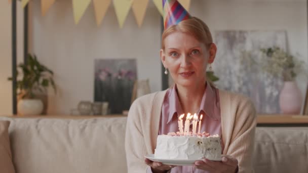 Doğum Günü Pastası Mumları Yanan Mutlu Kafkas Kadının Orta Yavaş — Stok video