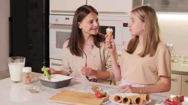 Bonne Mère Caucasienne Fille Dégustation Glace Vanille Dans Cône Ils — Video