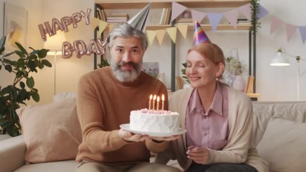 Orta Ölçekli Orta Yaşlı Beyaz Bir Çiftin Dekore Edilmiş Bir — Stok video