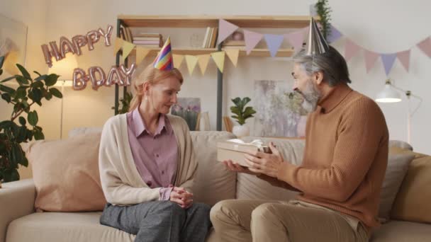 Orta Yaşlı Mutlu Bir Çiftin Dekore Edilmiş Bir Odada Koltukta — Stok video