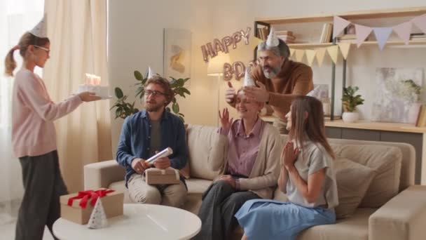 Közepes Lassított Felvétel Egész Multigenerációs Család Ünneplő Nagymama Születésnapja Hozza — Stock videók