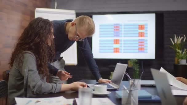 Средний Снимок Молодого Успешного Босса Проводящего Деловую Встречу Своими Офисными — стоковое видео