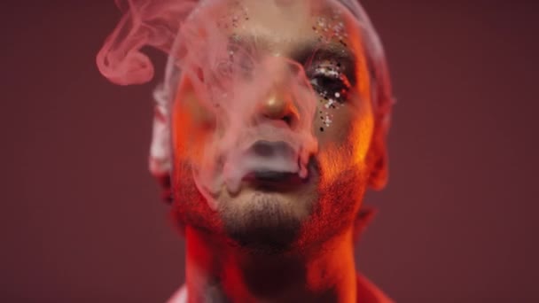 Close Pętli Portret Człowieka Teatrze Błyszczący Makijaż Dmuchanie Gruby Dym — Wideo stockowe