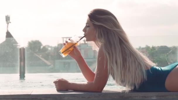 Mujer Joven Con Figura Impecable Tumbada Sobre Vientre Bebiendo Refrescante — Vídeo de stock