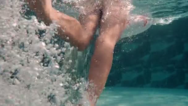 Sualtı Görüntülerinde Güzel Sporcu Bacakları Şeffaf Havuz Suyunda Kabarcıklarla Hareket — Stok video