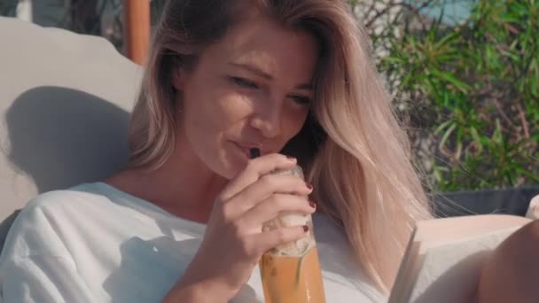 Mittlere Nahaufnahme Eines Jungen Models Das Mixgetränk Schlürft Und Auf — Stockvideo