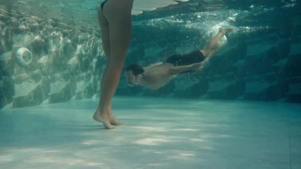 Filmagem Subaquática Homem Nadando Debaixo Água Grande Piscina Exterior — Vídeo de Stock