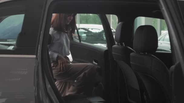 Tracking Shot Unrecognizable Man Opening Car Door Elegant Young Woman — Stock Video