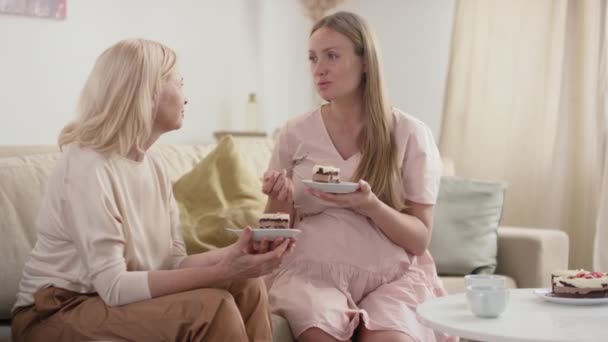 Kafkasyalı Yetişkin Kadın Güzel Hamile Kızının Evde Pastayla Özel Bir — Stok video
