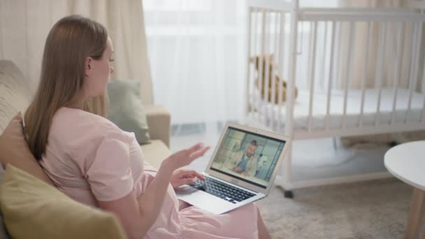 Mittlere Zeitlupe Zeigt Junge Schwangere Gespräch Mit Gynäkologen Video Chat — Stockvideo