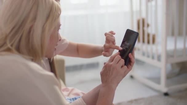 Hamile Kadının Omuz Üstünden Yakın Plan Fotoğrafı Akıllı Telefondan Anneye — Stok video