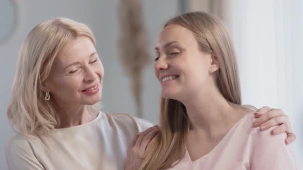 Média Câmera Lenta Close Retrato Mulher Adulta Branca Sorridente Sua — Vídeo de Stock