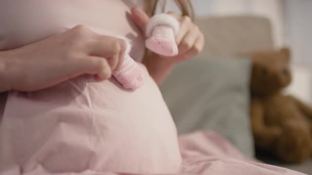 Midsection Toma Cámara Lenta Una Mujer Embarazada Irreconocible Jugando Con — Vídeo de stock