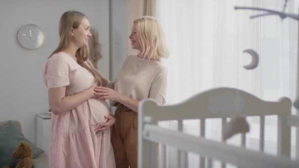 中スローモーションポートレートの笑顔若い妊娠中の女性と彼女の母親は 将来の赤ちゃんについて話してその後 カメラを見て — ストック動画