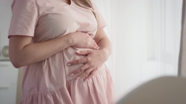 Inclinando Imagens Câmera Lenta Bela Jovem Expectante Tocando Sua Barriga — Vídeo de Stock