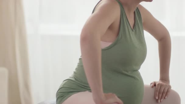 Inclinación Media Cámara Lenta Primer Plano Mujer Embarazada Cansada Equilibrio — Vídeos de Stock