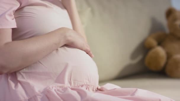 Inclinación Cámara Lenta Media Primer Plano Joven Mujer Embarazada Caucásica — Vídeos de Stock