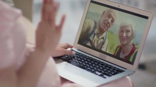 Zbliżenie Nierozpoznawalna Ciężarna Kobieta Laptopem Prowadzenie Wideo Rozmowa Starszymi Rodzicami — Wideo stockowe