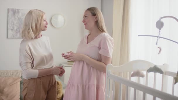 Inyección Cámara Lenta Media Una Mujer Embarazada Joven Hablando Con — Vídeo de stock
