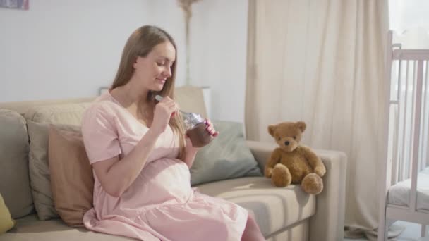 Medium Slow Motion Bilder Ung Gravid Kvinna Som Sitter Soffan — Stockvideo