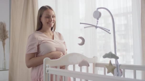 Images Ralenti Moyen Une Femme Enceinte Heureuse Approchant Lit Bébé — Video