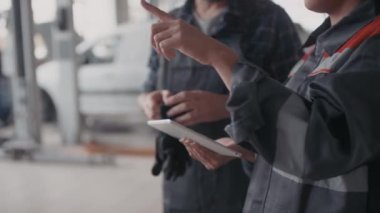 Tabletle tanınmayan kadın oto tamircisinin erkek arkadaşıyla el kamerası görüntüsü.