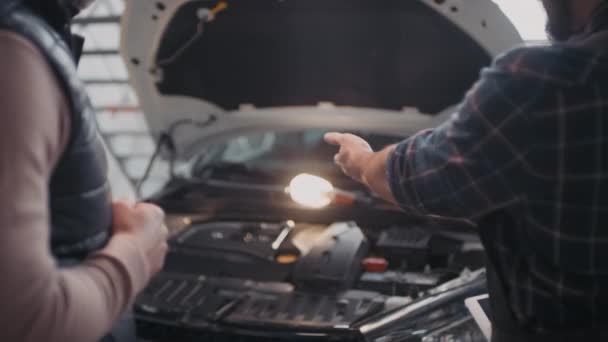 Mitte Abschnitt Aufnahme Von Nicht Wiederzuerkennenden Männlichen Automechaniker Erklärt Reparaturen — Stockvideo