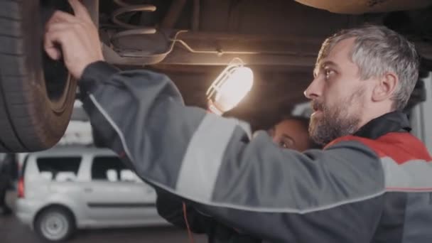 Handheld Tiro Mecânica Automóveis Masculinos Femininos Usando Luz Trabalho Portátil — Vídeo de Stock