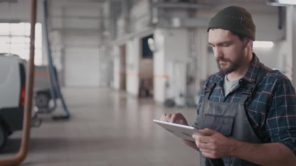 Pan Porträt Eines Bärtigen Automechanikers Overalls Mit Tablet Und Blick — Stockvideo