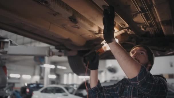 Lento Tiro Mano Barbudo Mecánico Automático Masculino Con Luz Trabajo — Vídeo de stock