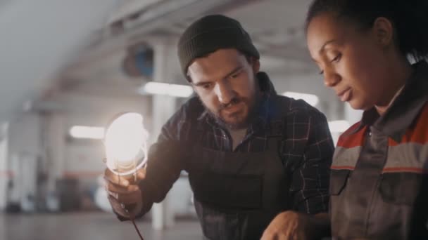 Tilt Abajo Tiro Barbudo Mecánico Automóviles Masculinos Celebración Luz Trabajo — Vídeo de stock