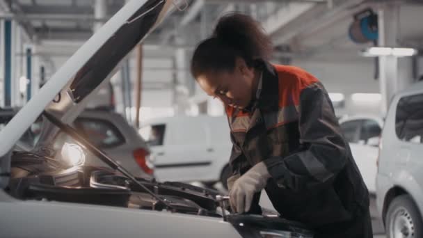Mécanicien Automobile Femme Noire Main Uniforme Gants Aide Une Clé — Video