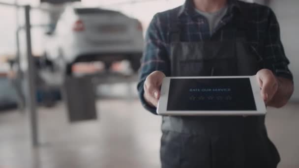 Střední Část Zblízka Nerozpoznatelný Samec Automechanik Drží Tablet Navrhuje Ohodnotit — Stock video