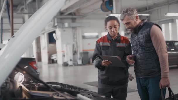 Slowmo Tiro Preto Feminino Mecânico Carro Com Capuz Aberto Mostrando — Vídeo de Stock