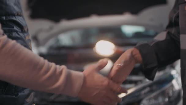 Крупный План Неузнаваемой Женщины Автомеханика Мужчины Клиента Пожимающего Руку Автомобиль — стоковое видео