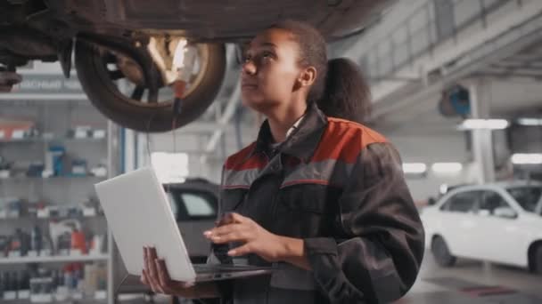 Tiro Mão Auto Mecânica Feminina Preta Digitando Laptop Inspecionando Trem — Vídeo de Stock