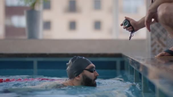 Slowmo Seitenansicht Geschossen Männlichen Schwimmer Mütze Und Brille Schwimmen Richtung — Stockvideo