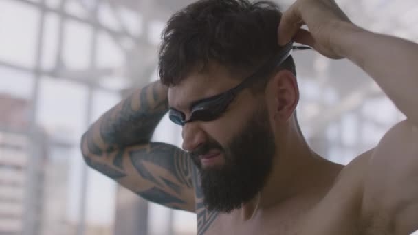 Kapalı Havuzda Antrenmandan Önce Sakallı Genç Adamın Yüzme Gözlüğü Taktığı — Stok video