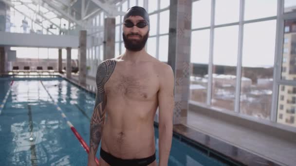 Retrato Filmado Nadador Masculino Feliz Tronco Boné Óculos Posando Piscina — Vídeo de Stock