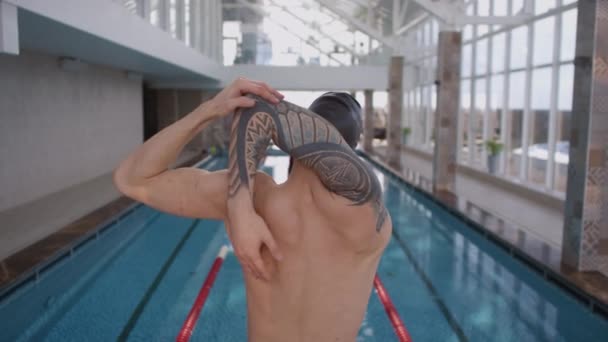 Οπίσθια Όψη Του Γυμνού Άνδρα Κολυμβητή Στο Καπέλο Που Τεντώνει — Αρχείο Βίντεο