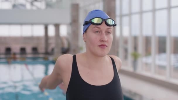 Lento Disparo Nadadora Femenina Traje Baño Gorra Gafas Estirando Los — Vídeo de stock