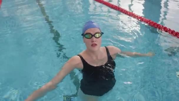 Slowmo Aufnahme Der Schönen Jungen Schwimmerin Badeanzug Mütze Und Brille — Stockvideo