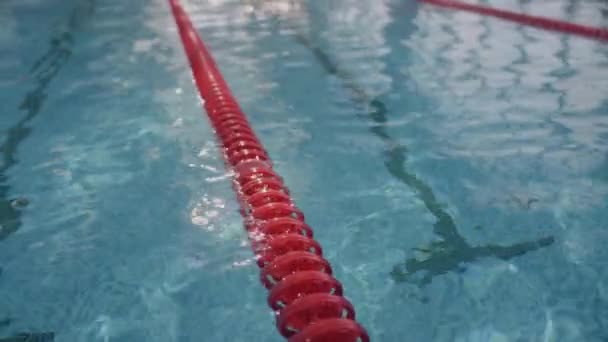 Primer Plano Lento Hombre Irreconocible Gafas Gorra Nadando Piscina Con — Vídeo de stock