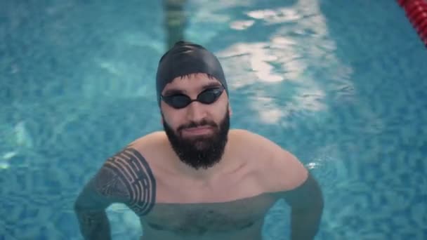 Portraitaufnahme Eines Bärtigen Jungen Männlichen Schwimmers Mit Brille Und Mütze — Stockvideo